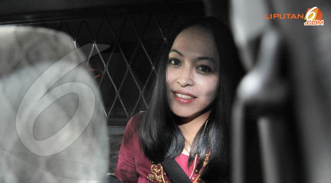 Sebelum meninggalkan KPK, Angelina Sondakh sempat melemparkan senyum ke arah media yang telah menunggunya sejak pagi (Liputan6.com/Herman Zakharia)