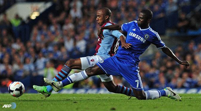 Duel perebutan bola antara Ramires dengan Fabian Delph dalam pertandingan Liga Inggris antara Chelsea melawan Aston Villa di Stadion Stamford Bridge, London Rabu 21 Agustus 2013. (AFP/Carl Court)