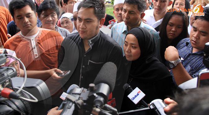 Nassar dan Musdalifah turut menghadiri prosesi pemakaman Ustadz Jeffry (Liputan6.com/Faisal R Syam)