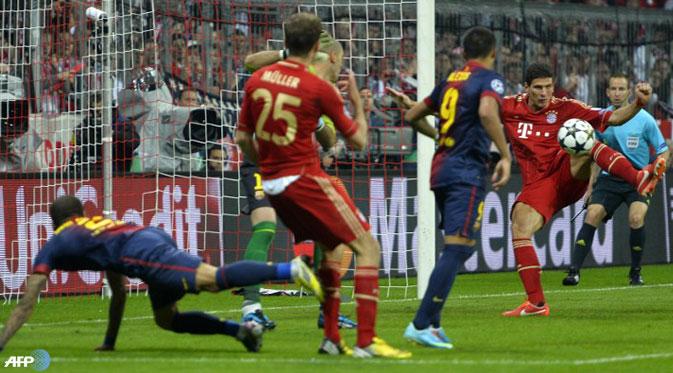 Mario Gomez mencetak gol kedua Bayern Muenchen pada leg pertama semifinal Liga Champions melawan Barcelona, April 2013. (AFP/Odd Andersen)