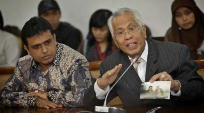 Kuasa Hukum Nazaruddin OC Kaligis (kanan) didampingi sepupu Nazaruddin, Muhammad Nasir (kiri) memaparkan proses hukum kliennya yang ditahan KPK, Jakarta. (Antara)