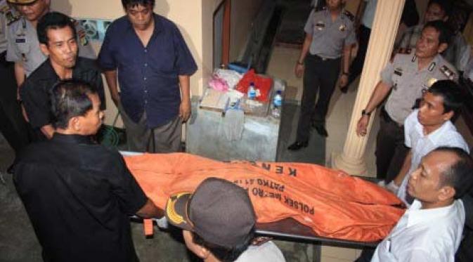 Petugas Kepolisian Resor Jakarta Selatan mengangkat jenazah Yuyun Wahyuni (23) korban pembunuhan yang terjadi di kediaman pamannya di Jl.Lele, Pamulang, Tangerang Selatan, Banten. (Antara)