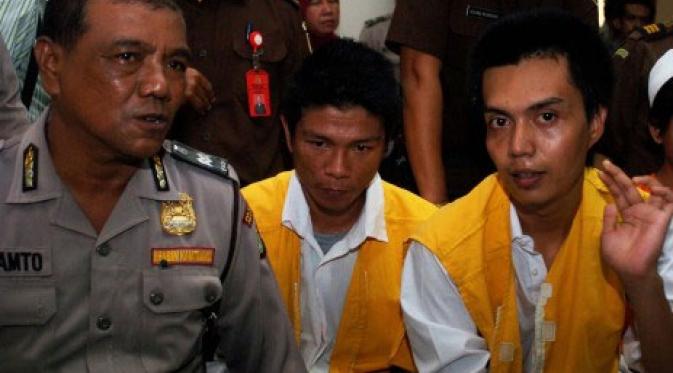 Personil Kangen Band, Andika Setiawan (2 kanan), dan Muhammad Bary Alfarizy (kanan), mengikuti sidang perdana di Pengadilan Negeri, Jakarta Timur. (Antara)
