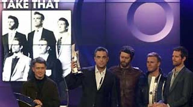 Robbie Williams bersama rekan Take That Mark Owen, Howard Donald, Gary Barlow dan Jason Orange mengucapkan terima kasih saat pemberian Anugrah Musik Echo di Berlin, Kamis (24/3). (Antara).