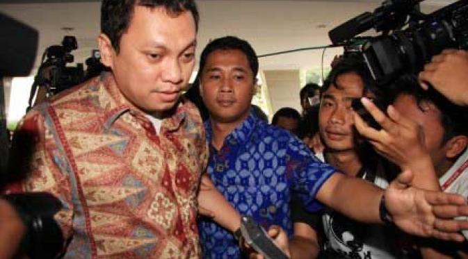 Terpidana mafia Pajak, Gayus Tambunan tiba di Bareskrim Mabes Polri, Jakarta, Jumat (25/2). Gayus akan menjalani pemeriksaan lanjutan kasus pemalsuan paspor. (Antara)