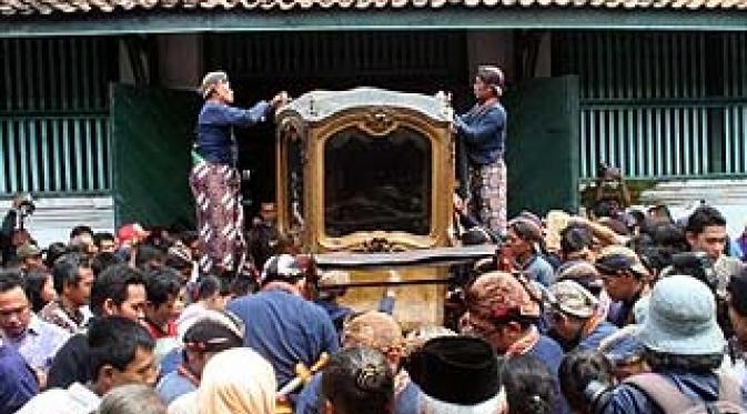 Ratusan warga melihat sejumlah abdi dalem Keraton melakukan jamasan (mencuci) kereta Nyai Jimat di Museum Kereta Yogyakarta