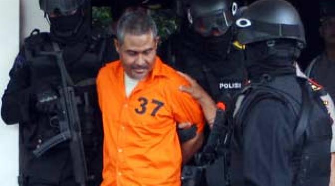 Anggota Densus 88 membawa tersangka teroris, Abu Tholut di Mapolresta Solo, Selasa (14/12). Tersangka teroris tersebut dipindahkan ke Jakarta untuk pemeriksaan lebih lanjut.(Antara)