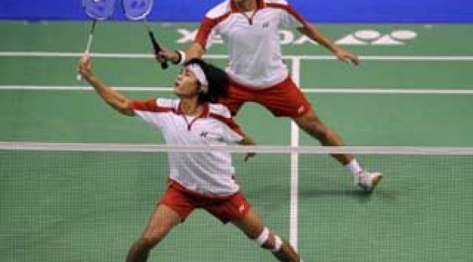 Aksi pasangan ganda putra Indonesia Yonatan Suryatama Dasuki (depan) dan Rian Sukmawan di babak semifinal Bank Kaltim Indonesia Open Grandprix Gold Badminton Championship, Samarinda, Kaltim. (Antara)