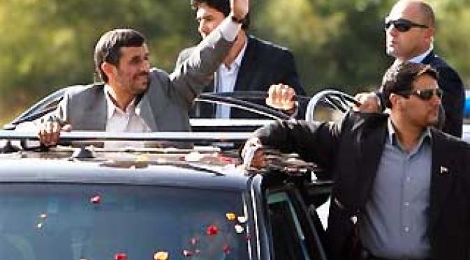 Presiden Iran Mahmoud Ahmadinejad, dikawal oleh keamanan lengkap, melambaikan tangannya saat menyapa pendukung Hisbulah Lebanon ketika tiba di bandara di Beirut, Rabu (13/10). (Antara)