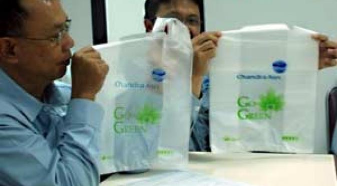 Dua staf PT Chandra Asri memperlihatkan produk kantong plastik ramah lingkungan yang bisa lapuk kembali menjadi tanah dalam tempo 4 bulan, di Cilegon, Banten. (Antara)