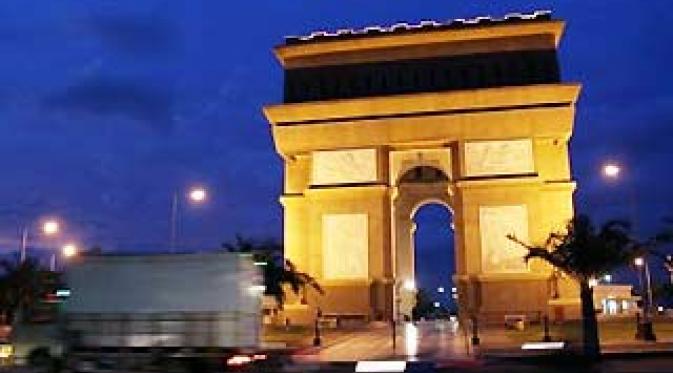 Monumen Simpang Lima Gumul di Kediri, Jawa Timur. Monumen ini dibangun dengan bentuk bangunan menyerupai Monumen Arc de Triomphe, Perancis. (Antara)