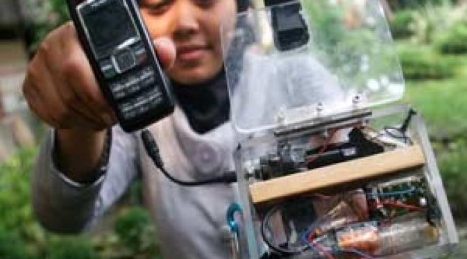 Prototip charger ponsel tenaga gerak manusia karya tugas akhir dari Rudi Rahmanto, mahsiswa Jurusan Teknik Mesin, Fakultas Teknologi Industri ITS Surabaya. (Antara)