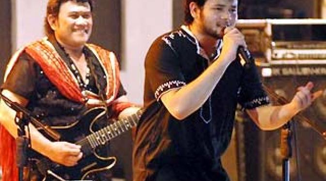 Pemusik dangdut Rhoma Irama mengiringi penampilan Ridho Rhoma saat tampil dalam konser musik dalam rangka peringatan malam Tahun Baru Islam di kawasan TMII Jakarta. (Antara)