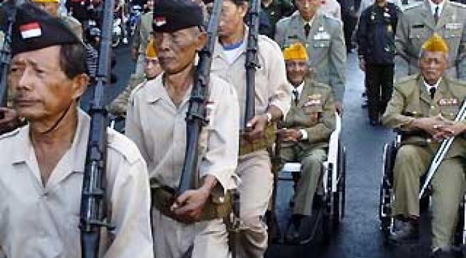 Sejumlah anggota veteran, mengenakan kostum perang 10 November 1945, saat Parade Surabaya Juang, Minggu (1/11). (Antara)