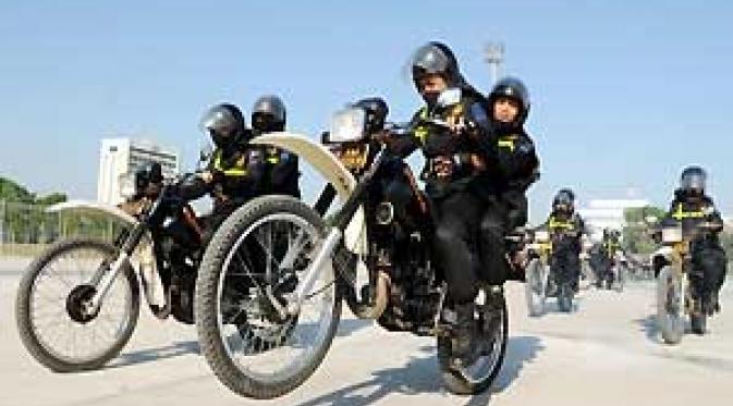 Polisi patroli motor Polda Sulselbar melakukan atraksi usai mengikuti gelar pasukan dalam rangka operasi 'ketupat' 2009 di Lapangan Karebosi Makassar, Sulsel. (Antara)