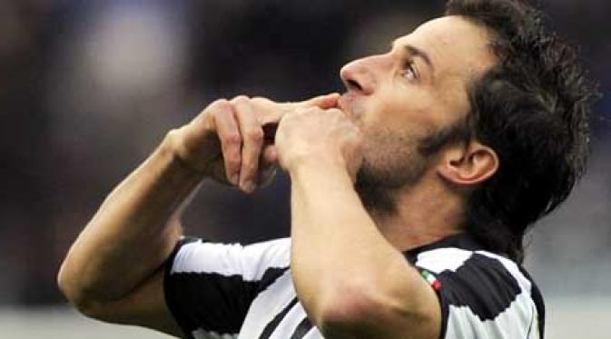 Selebrasi striker Juventus Alessandro Del Piero di laga lanjutan Serie A melawan Lecce di Olimpico Turin, 17 Oktober 2010. Juve unggul 4-0. Del Piero menyamai rekor 178 gol Giampiero Boniperti. (AFP PHOTO / OLIVIER MORIN)