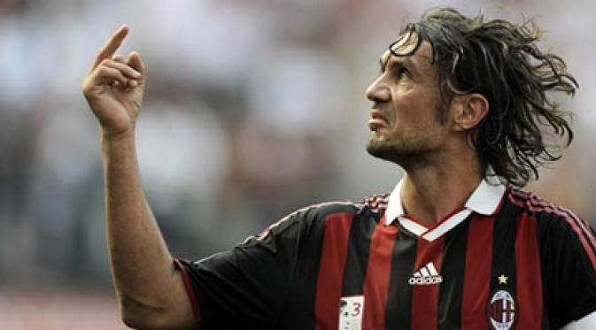 AC Milan's captain Paolo Maldini acknwoledges the supporters at the end of his team's Serie A match against AS Roma in Milan's San Siro Stadium on May 24, 2009. AFP PHOTO/FILIPPO MONTEFORTE