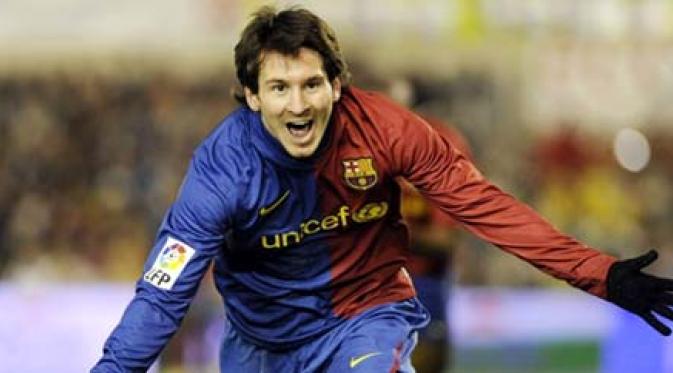 Barcelona's Argentinian player Leo Messi celebrates after scoring his second goal during a Spanish league football match against Racing Santander on February 1, 2009, at Sardinero stadium in Santander. AFP PHOTO/Rafa Rivas 