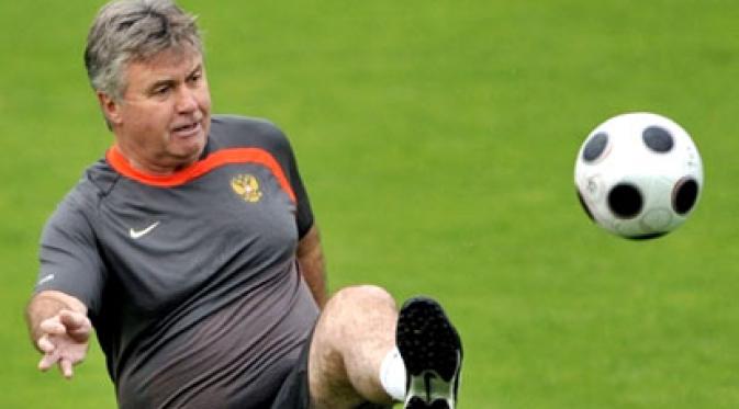 Dutch coach of the Russian national football team Guus Hiddink controls a ball during a training session on June 24, 2008 in Basel, Switzerland. Russia play Spain in their Euro semi-final football match on June 26 in Vienna. AFP PHOTO / FRANCK FIFE