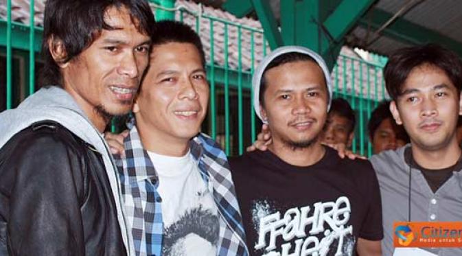 Citizen6, Bandung: Ariel Peterpan merilis lagu singlenya dihadapan puluhan wartawan di Rutan Kebon Waru, Kota Bandung, Senin (18/4). Single lagu tersebut bertajuk Dara. (Pengirim: Aries Rachmandy)