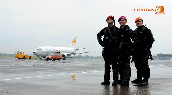 Tiga satuan tempur elite TNI melakukan latihan gabungan operasi pembebasan sandera di Bandara Halim Perdanakusuma Jakarta pada Rabu 29 Januari 2014 (Liputan6.com/Helmi Fithriansyah).