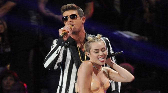 Robin Thicke - Miley Cyrus (indianexpress.com)
