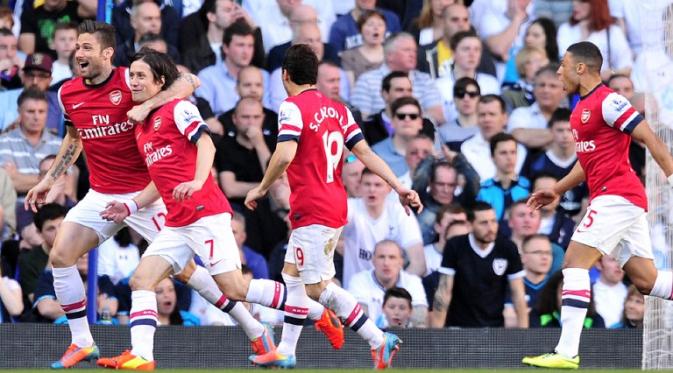 Pemain Arsenal Rayakan Gol Rosicky (Carl Court / AFP)