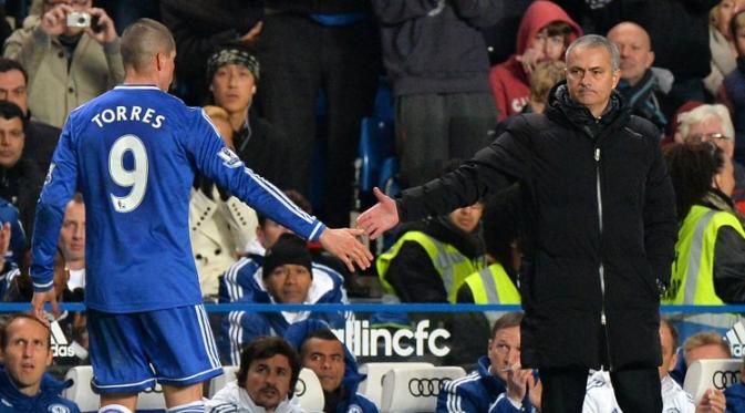 Fernando Torres dan Jose Mourinho saat masih berkarier bersama Chelsea. (AFP/Ben Stansall)