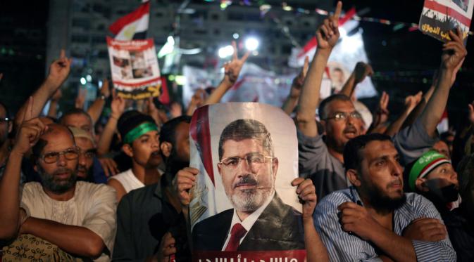 Massa Ikhwanul Muslimin pendukung Morsi (Huffington Post)