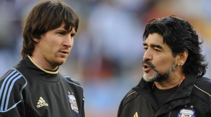 Diego Maradona menangani Lionel Messi pada Piala Dunia 2010. (AFP/Javier Soriano)