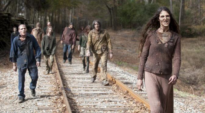 Scott M. Grimple rupanya paham betul dengan perasaan fans dalam menunggu musim kelima 'The Walking Dead'.