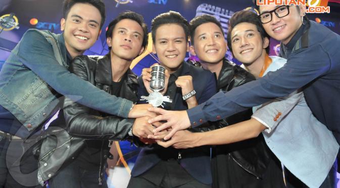 Boyband Smash memenangkan penghargaan untuk Boy/ Girlband paling ngetop di  SCTV Music Awards 2014   (Liputan6.com/Panji Diksana)