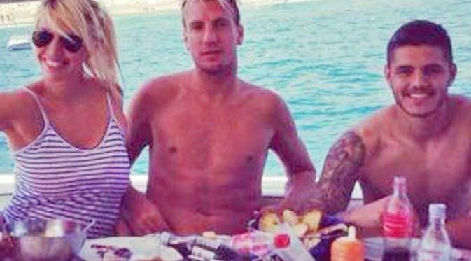 Wanda Nara, Maxi Lopez, dan Mauro Icardi saat berlibur bersama beberapa waktu lalu (calciomercatonews.com)