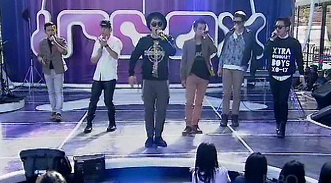 XO-IX membawakan lagu Cintakan Membawamu Kembali dalam acara inBox SCTV (25/04/2014). 