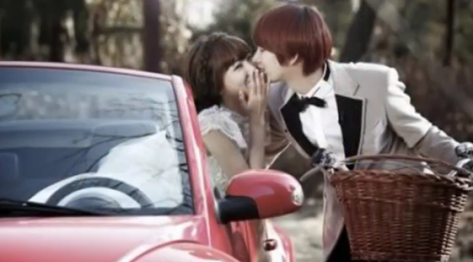 Heechul `Super Junior` tak malu-malu lagi mencium mesra istrinya di depan publik.