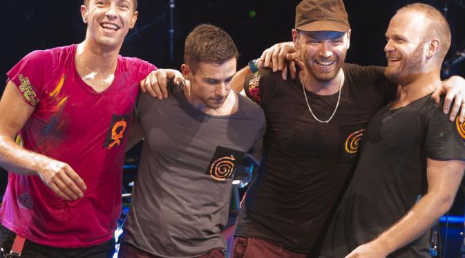Coldplay baru-baru ini menyembunyikan lirik hasil tulisan tangan Chris Martin di perpustakaan seluruh dunia.