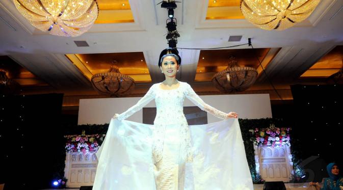 Pesona model cantik di atas catwalk yang mengenakan kebaya brukat putih di fashion show Didiet Maulana (Liputan6.com/Faisal R Syam)