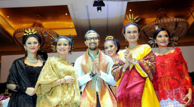 Sang desainer, Didiet Maulana dan para model berfoto bersama di atas catwalk, Hotel Mulia Jakarta (Liputan6.com/Faisal R Syam)