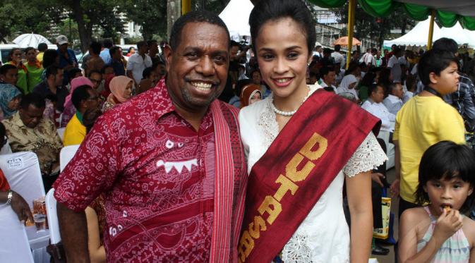 Edo Kondologit ditunjuk sebagai Duta Sagu Papua, sedangkan Melly Manuhutu Duta Sagu Nasional, Festival Pangan Sagu Nusantara di Senayan, Jakarta. (3/5/2014) (Liputan6.com/Gilar Dhani)