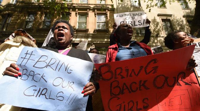 Lebih dari 200 anak perempuan diculik kelompok bersenjata Boko Haram di Nigeria. Pemimpin Boko Haram, Abubakar Shekau bahkan mengancam akan menjual para korban sebagai 'budak'. 