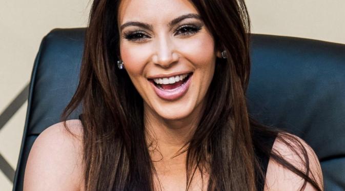 Kim Kardashian merayakan Hari Ibu yang pertama kali ia rasakan setelah memiliki seorang putri bernama North West.
