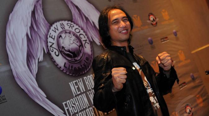 Gitaris asal Surabaya ini semakin mantap bersolo karier dengan menggandeng sejumlah penyanyi untuk menggarap album solo perdananya. (Liputan6.com/Faisal R Syam)