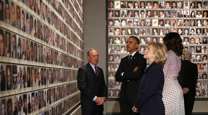 Presiden Obama dan Michelle Obama saat melakukan tur di dalam Museum 9/11 di New York. (Reuters/Kevin Lamarqu)