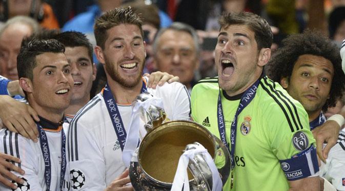 Real Madrid saat mengangkat trofi Liga Champions kesepuluh mereka usai mengalahkan Atletico Madrid di Final musim 2013/14