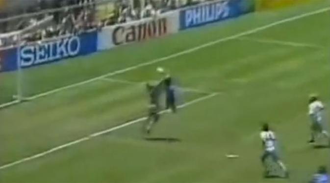 Diego Maradona Cetak Gol Tangan Tuhan
