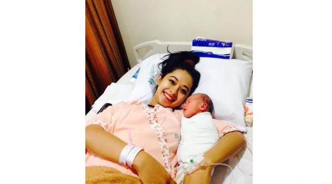 Poppy Bunga melahirkan bayi perempuan pada Minggu (08/06/14) dini hari di Rumah Sakit Harapan Kita (Istimewa: Muhamad Fattah Riphat)