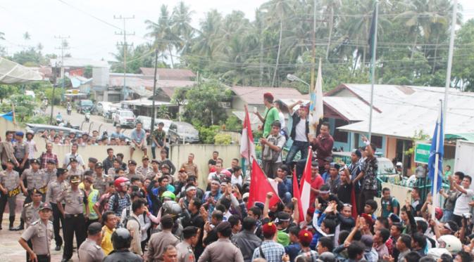 Protes atas pemadaman listrik yang sudah menahun di Kepulauan Nias, Ratusan mahasiswa yang mengatasnamakan  Amatpelit-PLN lakukan aksi demo