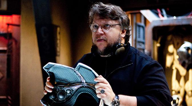 Guillermo del Toro bekerja dengan Zak Penn untuk Pacific Rim 2 sebagai pengganti Travis Beacham yang menulis film pertama.