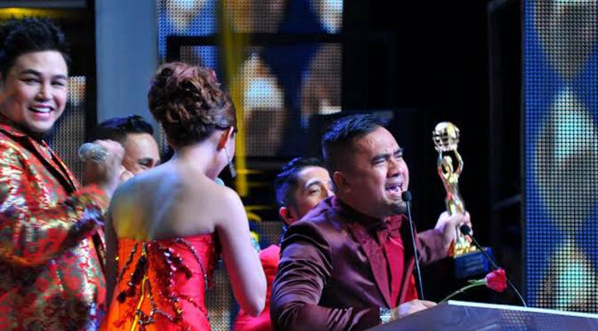 Indonesia Dangdut Awards 2014 memberikan penghargaan pada Saipul Jamil sebagai Penyanyi Solo Pria Paling Populer (Liputan6.com/Andrian M Tunay)
