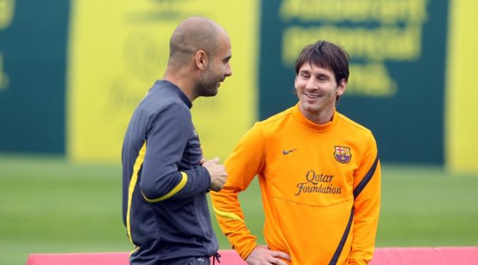 Pep Guardiola dan Lionel Messi saat di Barcelona (AFP/Miguel Ruiz)
